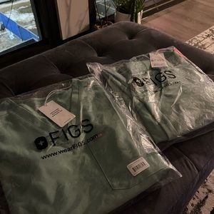 WOMENS XS FIGS SCRUB TOP AND BOTTOM